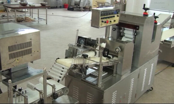 Βιομηχανική αυτόματη μηχανή διαμόρφωσης ζύμης, κουλούρι Steamd που κατασκευάζει τη μηχανή